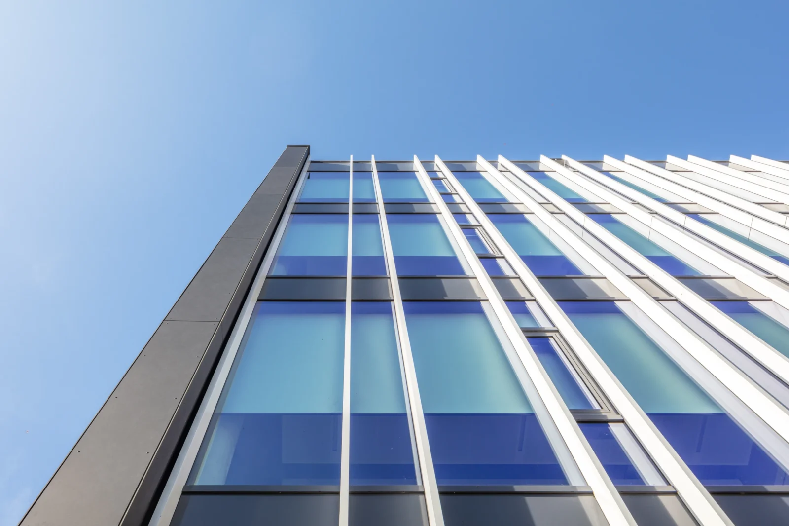 Detailbeeld van kantoorpand NX Filtration in Hengelo