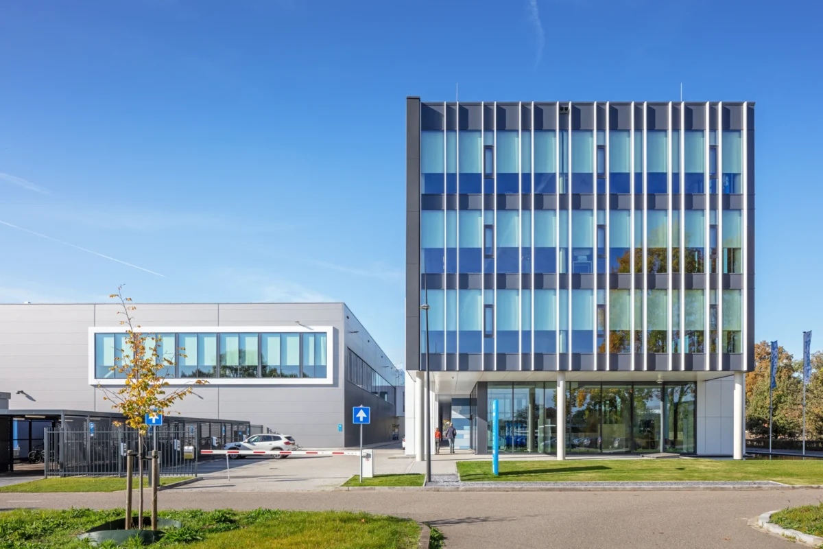 Voorgevel modern kantoorpand