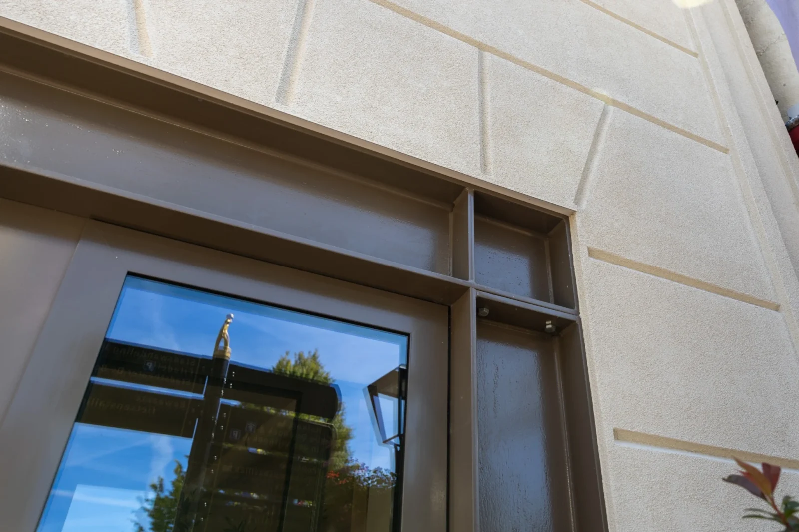 Detail van entree en gevelafwerking bij revitaliseringsproject in het centrum van Oldenzaal, door LEF Architecten