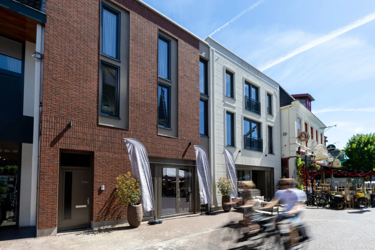 Levendig straatbeeld voor gerevitaliseerde panden in het centrum van Oldenzaal, ontworpen door LEF Architecten