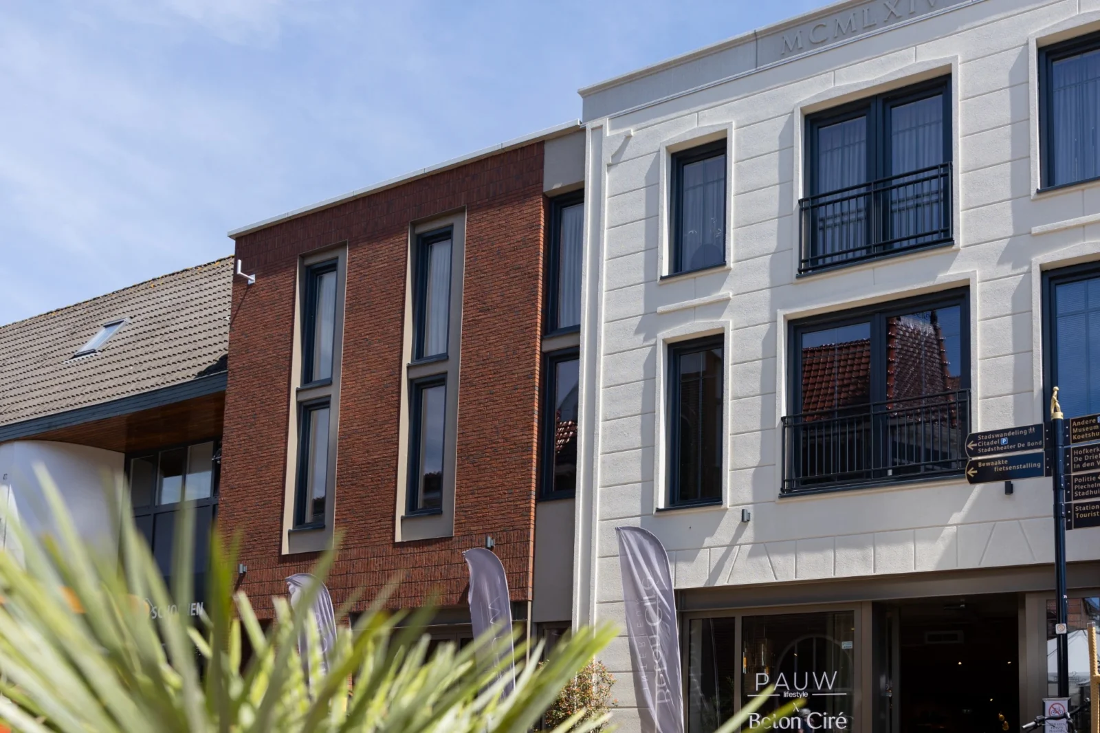 Gerevitaliseerde winkelpanden met baksteen en witte gevel in het centrum van Oldenzaal, door LEF Architecten.